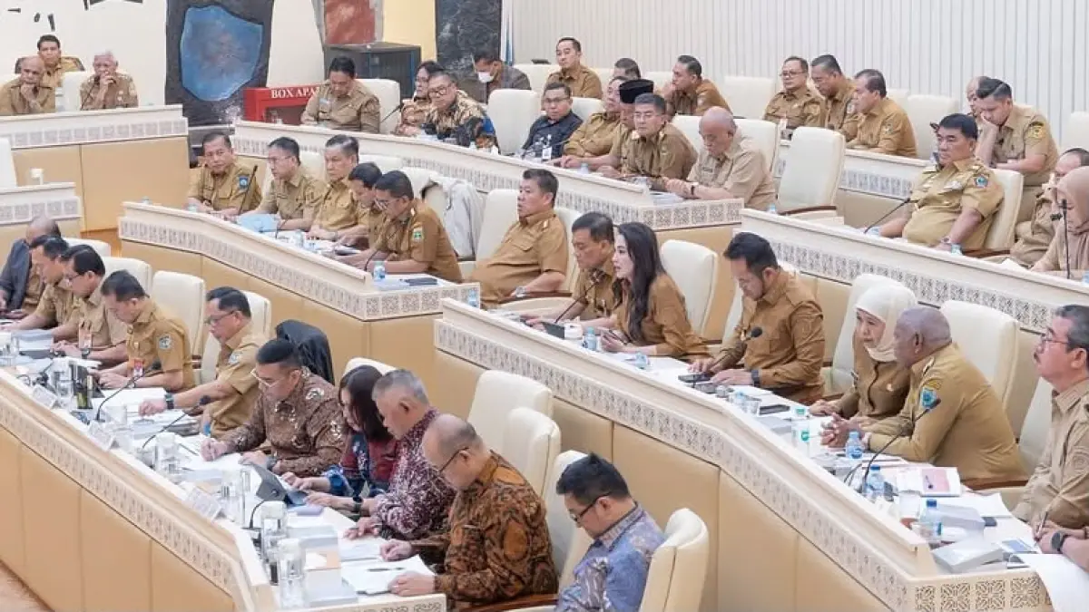 Gubernur Maluku Utara Sherly Tjoanda (tengah, berhijab) mengikuti Rapat Dengar Pendapat Komisi II DPR RI bersama Menteri ATR/BPN di Gedung DPR RI Senayan, Jakarta, Selasa (15/9/2026).