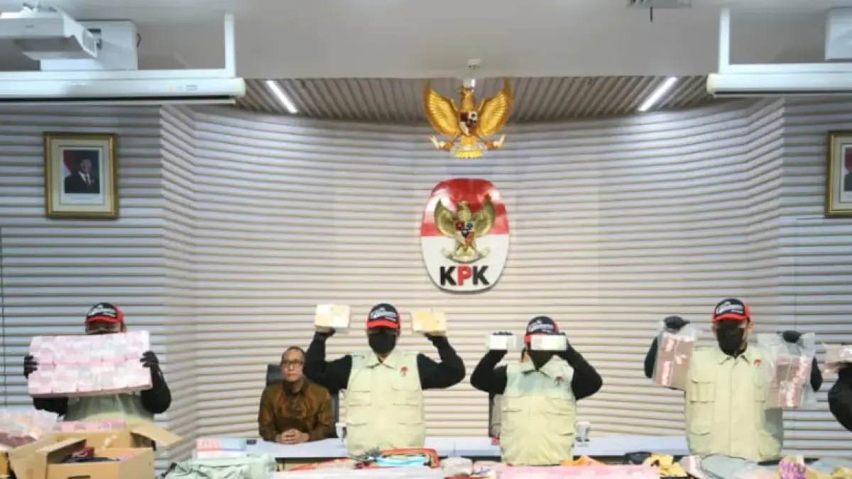 Petugas KPK menunjukkan barang bukti berupa uang tunai saat konferensi pers terkait operasi tangkap tangan (OTT) kasus dugaan korupsi pengurusan hak guna bangunan (HGB) Summarecon di Gedung Merah Putih KPK, Jakarta, Selasa (15/9/2026). (Dery Ridwansah/ JawaPos.com)