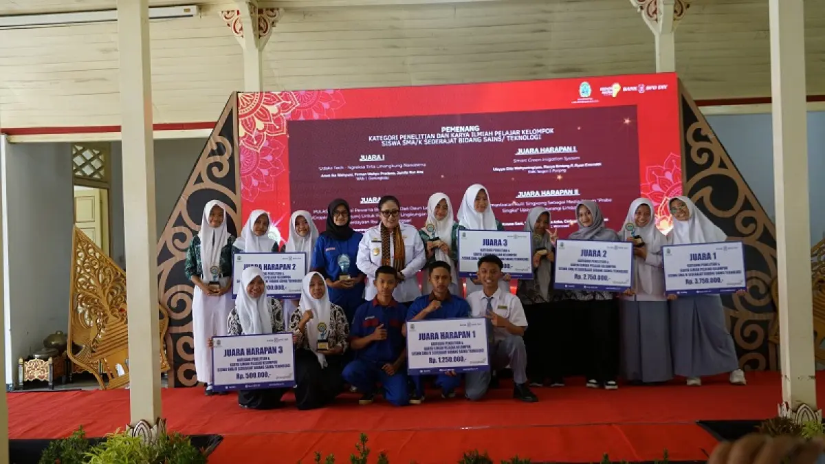 KOMPAK: Para pemenang Anugerah Krenovamaskat Pelita Indah 2026 berfoto bersama usai penganugerahan di Gunungkidul, Rabu (16/9/2026). Dzika&nbsp;Fajar/Radar Jogja