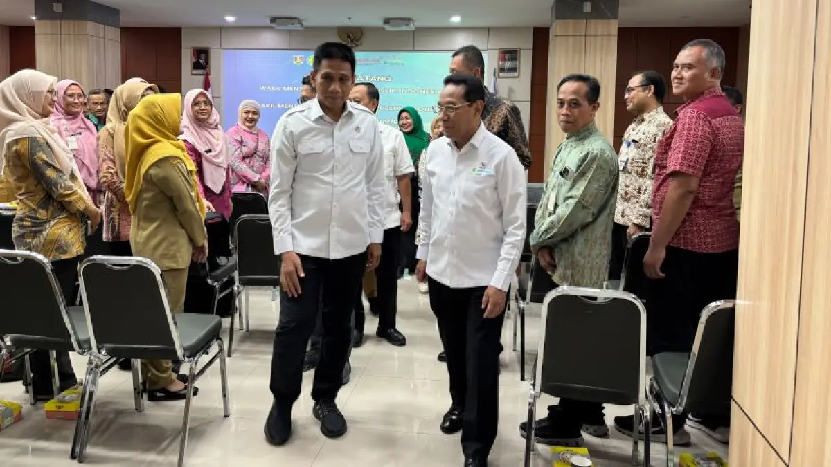 KUNJUNGAN: Wamenkes Benyamin Paulus Octavianus menyambangi RSUD Tidar Kota Magelang dan menyoroti soal kasus TBC Selasa (15/9) malam. (NAILA NIHAYAH/RADAR JOGJA)