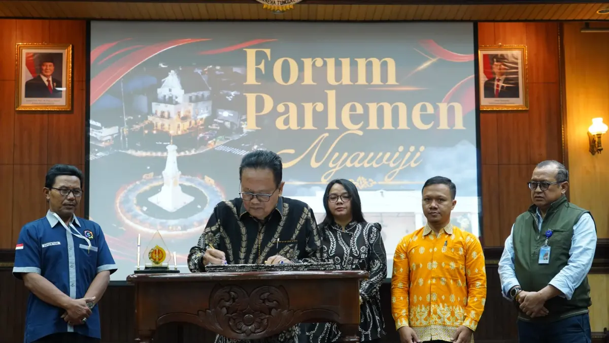Ketua DPRD DIY Nuryadi menandatangani dokumen menandai peresmian Forum Parlemen Nyawiji yang melibatkan kolaborasi organisasi masyarakat sipil, perguruan tinggi, media, dan dunia usaha di gedung DPRD DIY kemarin (16/9). Foto bawah Sekretaris DPRD DIY Yudi Ismono menyampaikan laporan pembentukan Forum Parlemen Nyawiji.