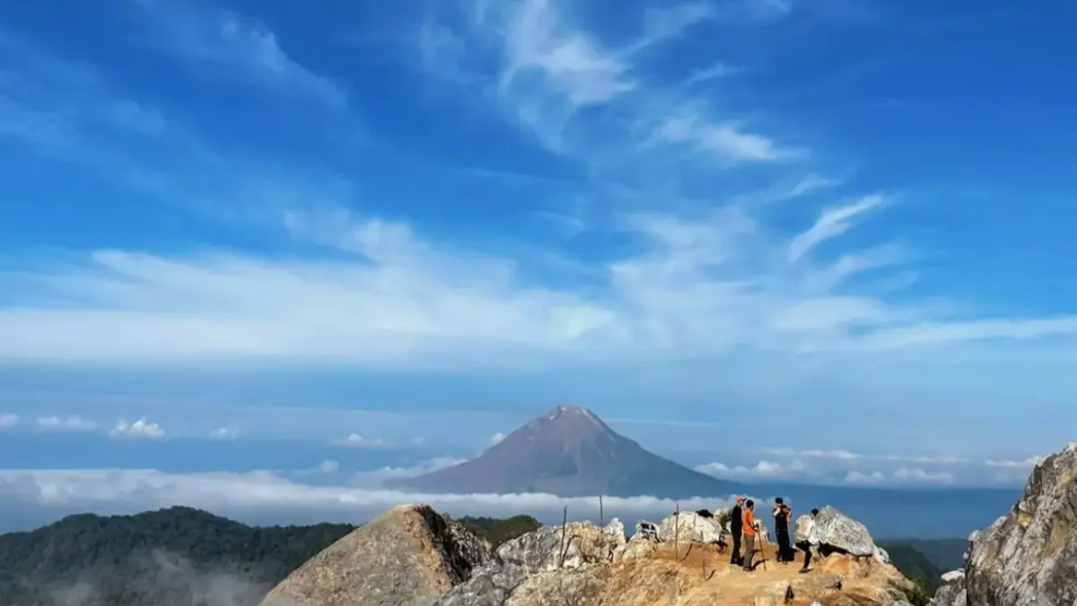 Panorama Gunung Sibayak dengan pemandangan pegunungan dan suasana alam yang sejuk di Tanah Karo. Sumber foto: https://vt.tiktok.com/ZSqVbsHTS/