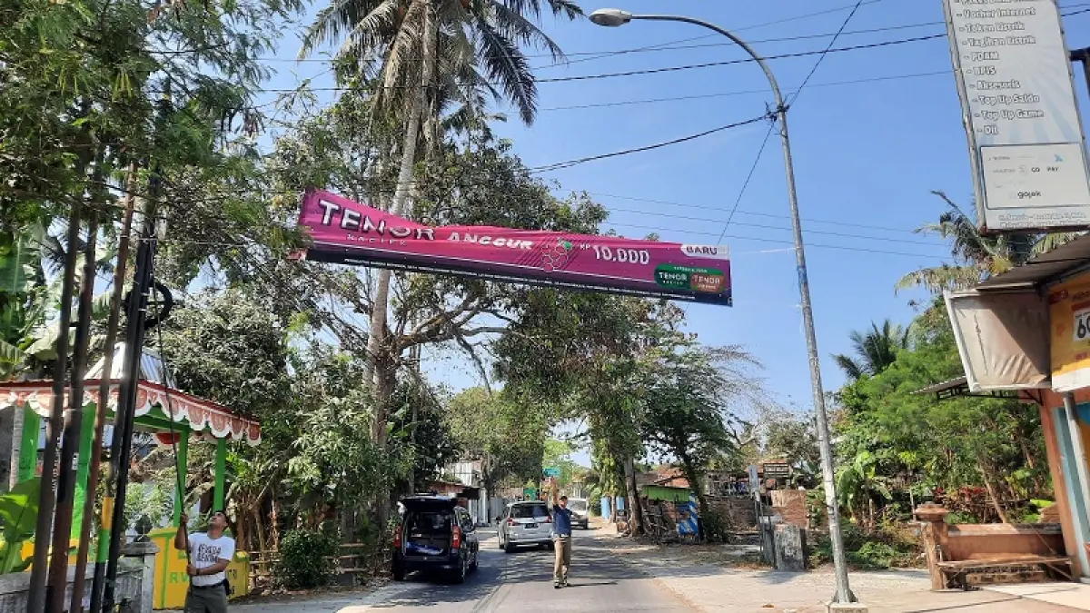 PENERTIBAN: Satpol PP Kulon Progo menertibkan baliho sponsor rokok yang melanggar aturan perda. ANOM&nbsp;BAGASKORO/RADAR JOGJA
