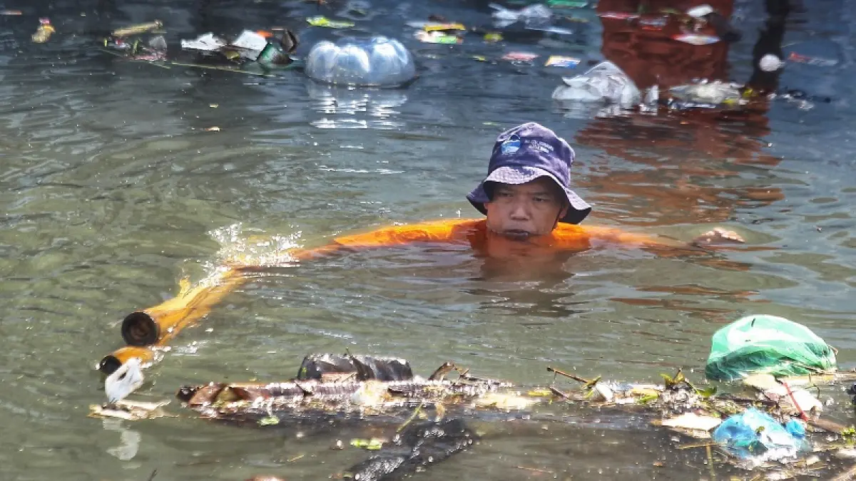 Petugas kebersihan mengambil sampah yang tersangkut di trash barrier Sungai Code, kawasan Kotabaru, Kota Jogja, Rabu (16/9/2026). Guntur Aga Tirtana/Radar Jogja