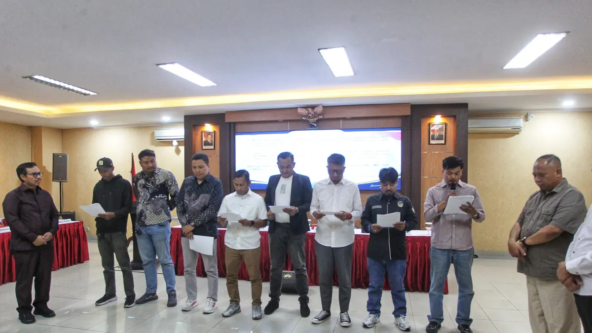 Perwakilan kelompok suporter bersama manajemen dan panitia pelaksana pertandingan klub PSIM Jogja dan PSS Sleman mengikuti acara komitmen bersama untuk menjaga sportivitas selama kompetisi Super League 2026/2027, di Aula Promoter Mapolda DIJ, kemarin (16/9). Foto: Guntur Aga Tirtana/Radar Jogja