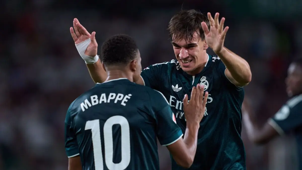 Selebrasi Carlos Espi bersama Kylian Mbappe dalam kemenangan Real Madrid atas Elche di La Liga.