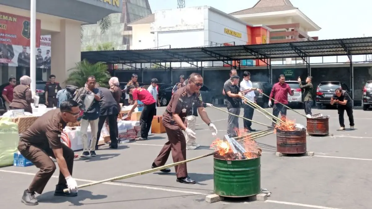 SIMBOLIS: Pemusnahan barang bukti atas perkara yang sudah inkrah di Kejaksaan Negeri Sleman Rabu (16/9).&nbsp;)Delima Purnamasari/Radar Jogja)