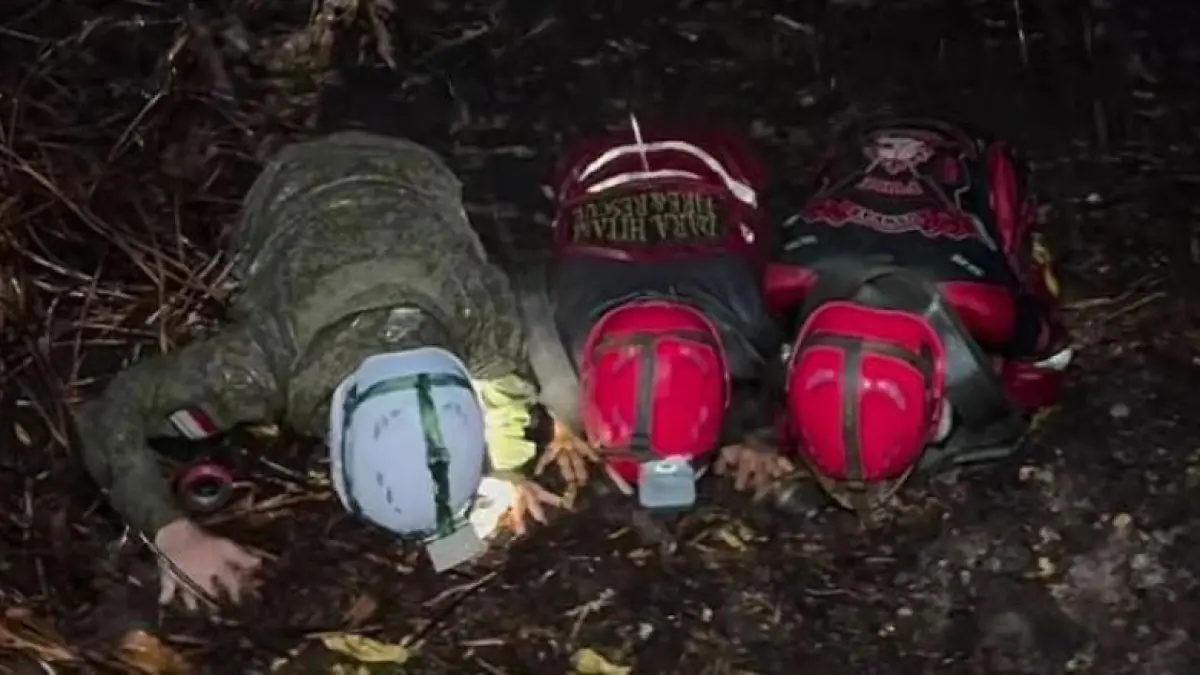 Tim gabungan pemadam kebakaran dan relawan melakukan sujud syukur setelah hujan deras turun di Kalimantan Barat. (Sumber: Instagram @rumahzakatkalbar)
