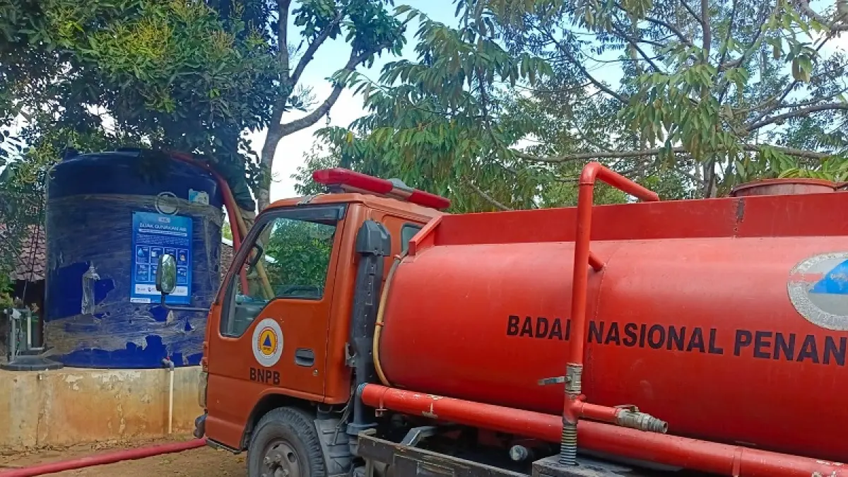 BPBD Bantul saat melakukan dropping air bersih. ISTIMEWA