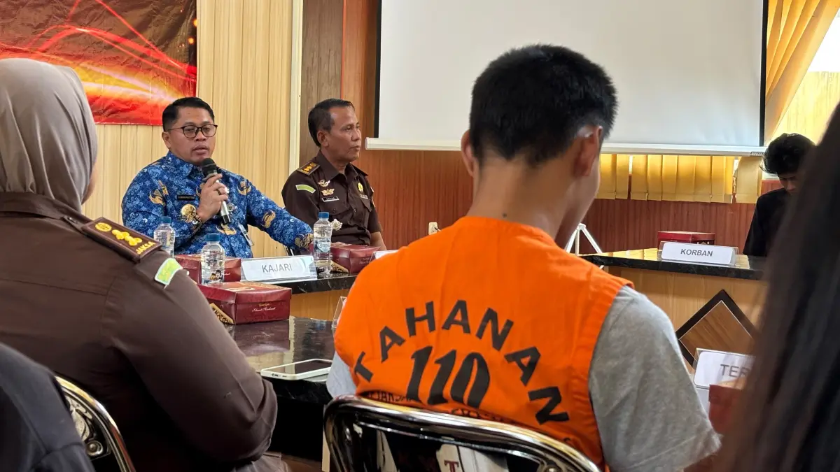 DAMAI: Kejari Kota Magelang mempertemukan korban dan tersangka untuk menempuh restorative justice di Aula Kecamatan Magelang Tengah, Kamis (17/9). (NAILA NIHAYAH/RADAR JOGJA)