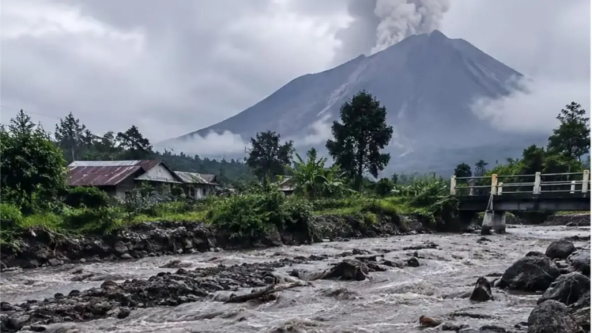 Lahar dingin Gunung Sinabung meluap ke badan jalan di Desa Sukatendel, Karo. Sumber foto : https://vt.tiktok.com/ZSqg9td2V/