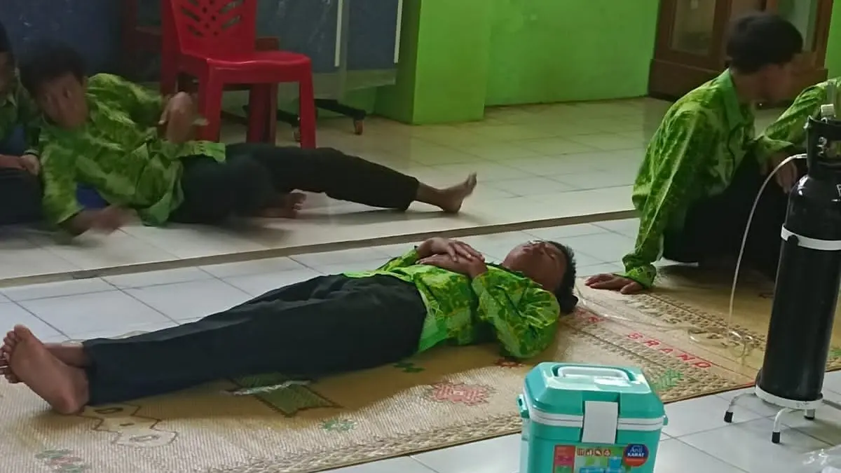 LEMAH: Siswa MTS Maarif Jangkaran mendapat perawatan medis berupa penyambungan selang oksigen. (ISTIMEWA)