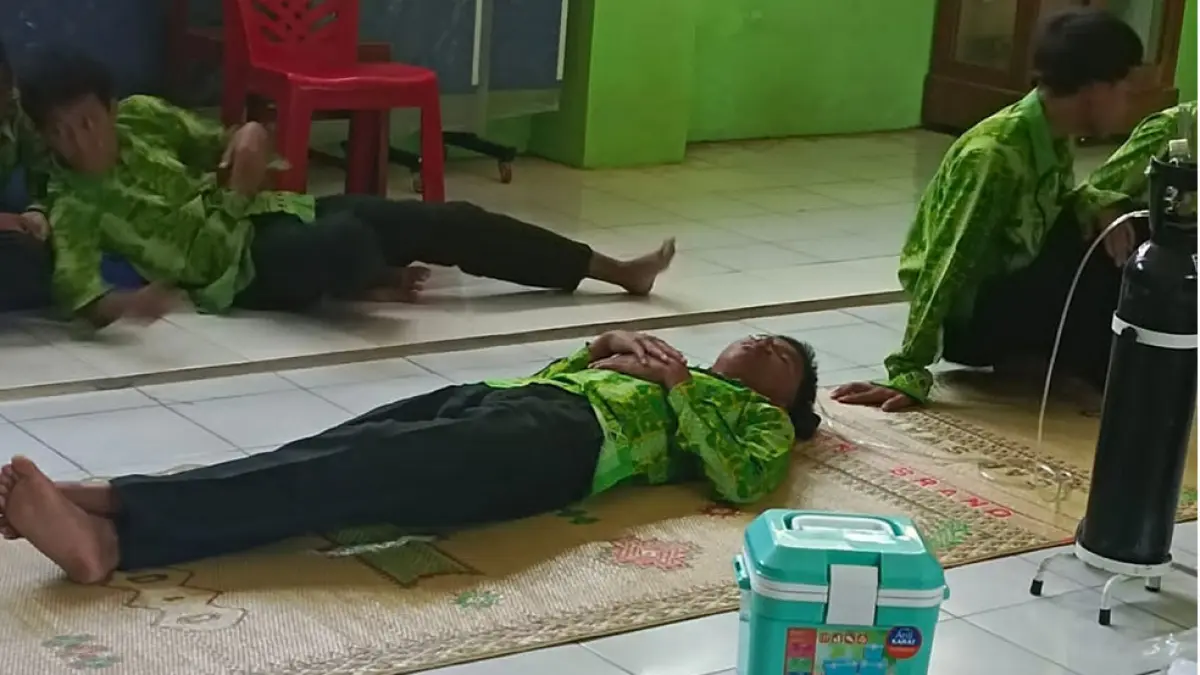 LEMAH: Siswa MTS Maarif Jangkaran mendapat perawatan medis berupa penyambungan selang oksigen usai mengonsumsi MBG. Istimewa