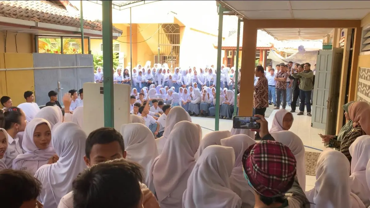 PROTES: Siswa SMA Negeri 1 Sentolo berkumpul di depan Ruang Bimbingan Konseling demi mempertanyakan tindak lanjut sekolah. (ANOM BAGASKORO/RADAR JOGJA)