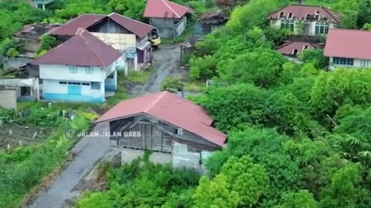 Rumah-rumah terbengkalai di Desa Berastepu, kaki Gunung Sinabung, Kabupaten Karo. Sumber foto: https://vt.tiktok.com/ZSqgHMXDD/