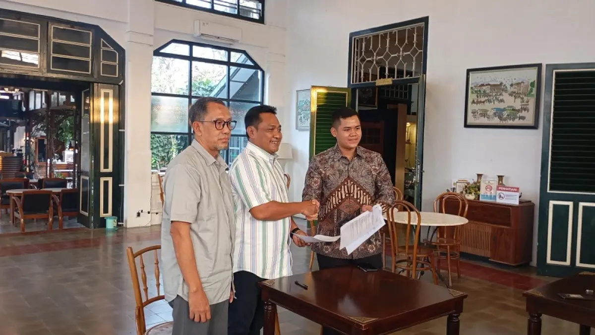 SAH: Perwakilan dari Yayasan Kalimasada Nusantara, Sekber Keistimewaan DIY dan RayaTimes saat menandatangani perjanjian kerjasama gelaran JCF 2026 di Ndalem Poenakawan, Kamis (17/9/2026).&nbsp;IWAN NURWANTO/RADAR JOGJA