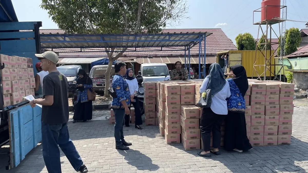 TAMBAH PASOKAN: Minyakita diturunkan dari truk untuk disalurkan kepada pedagang di Pasar Imogiri, Kamis (17/9/2026). Aris Romadhon/Radar Jogja