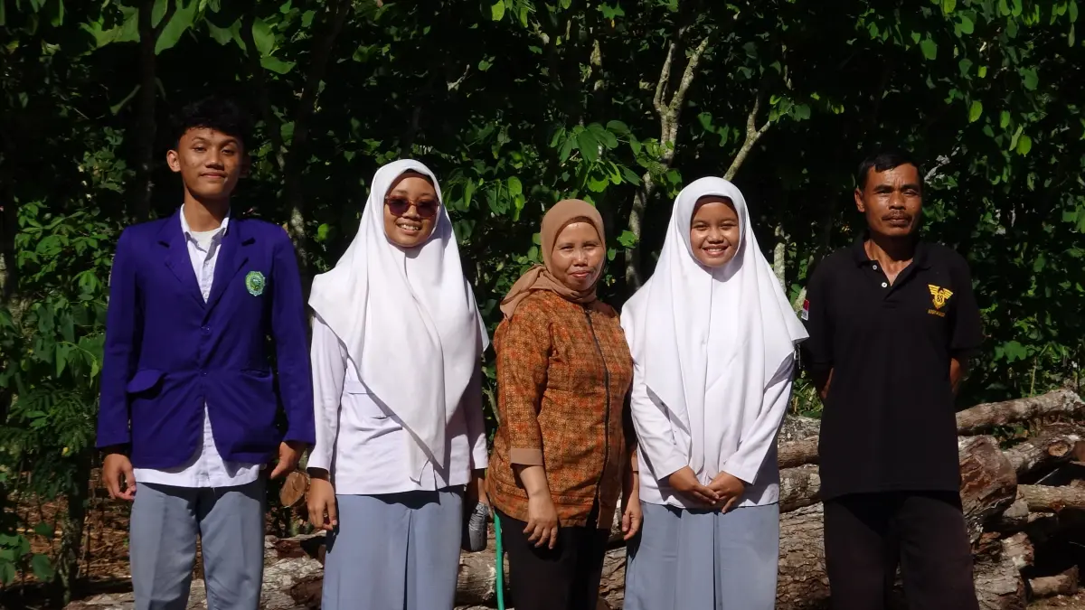 Tiga siswa MAN 1 Gunungkidul mengembangkan alat penyiram tanaman otomatis untuk menghemat penggunaan air.