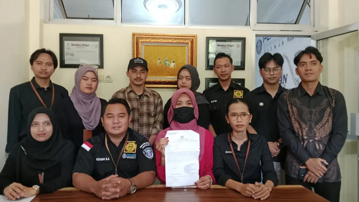 Tim kuasa hukum dan ibu korban menunjukkan bukti laporan kepolisian - Delima Purnamasari/Radar Jogja
