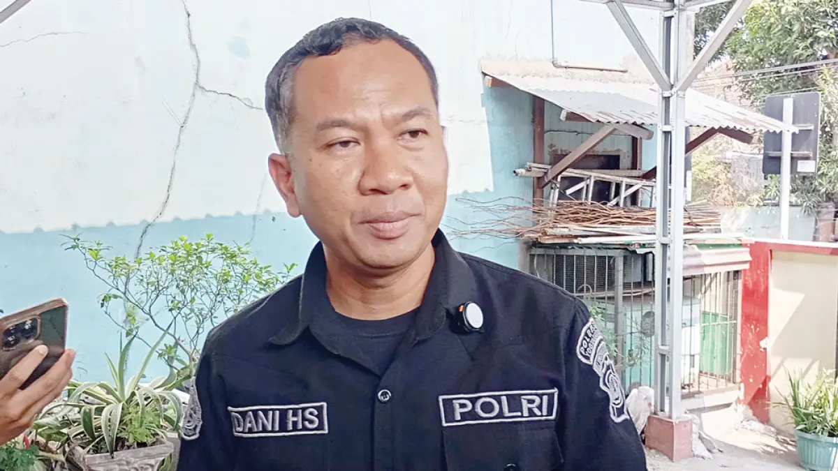 DALAMI: Kasi Humas Polresta Jogja Iptu Dani Hasan saat menyampaikan keterangan di Polsek Gondomanan, Jumat (18/9). Iwan Nurwanto/Radar Jogja