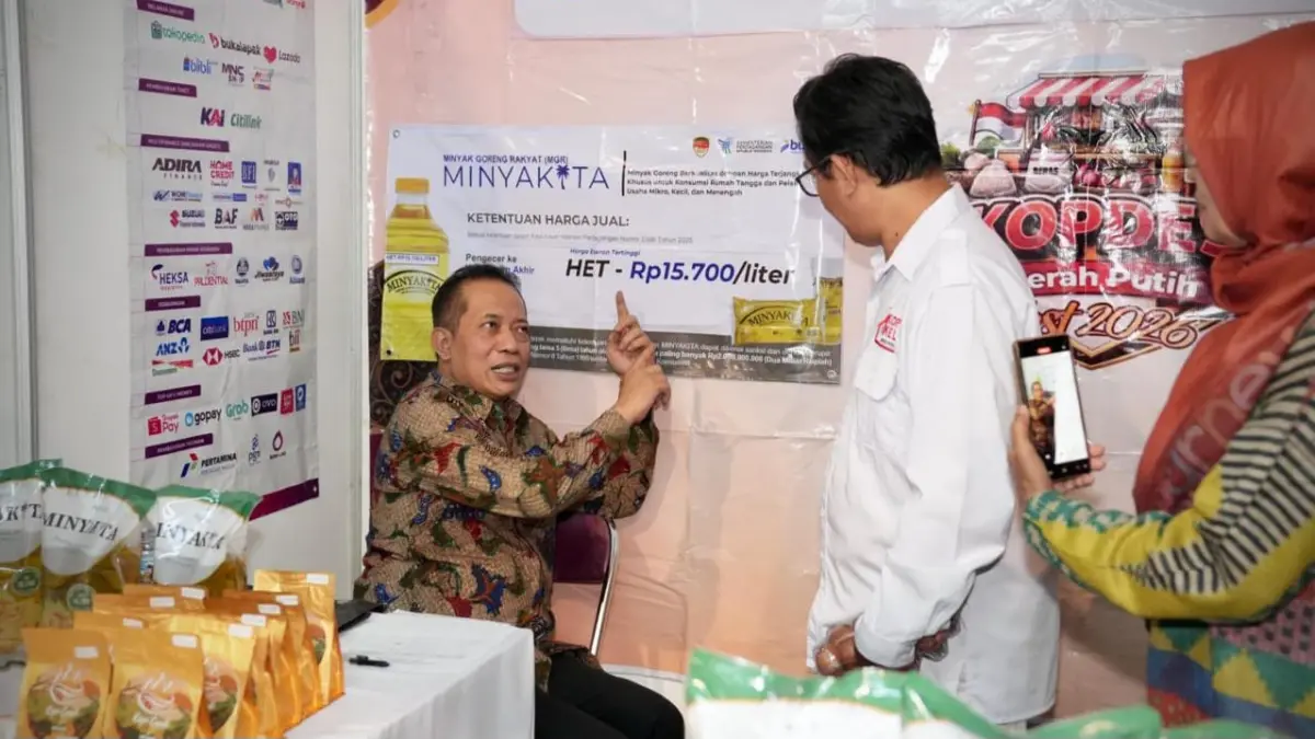 KUNJUNGAN: Menteri Koperasi usai membuka gelaran Borobudur Indonesia Expo 2026 di Alun-alun Kota Magelang, Kamis (17/9) malam - NAILA NIHAYAH/RADAR JOGJA