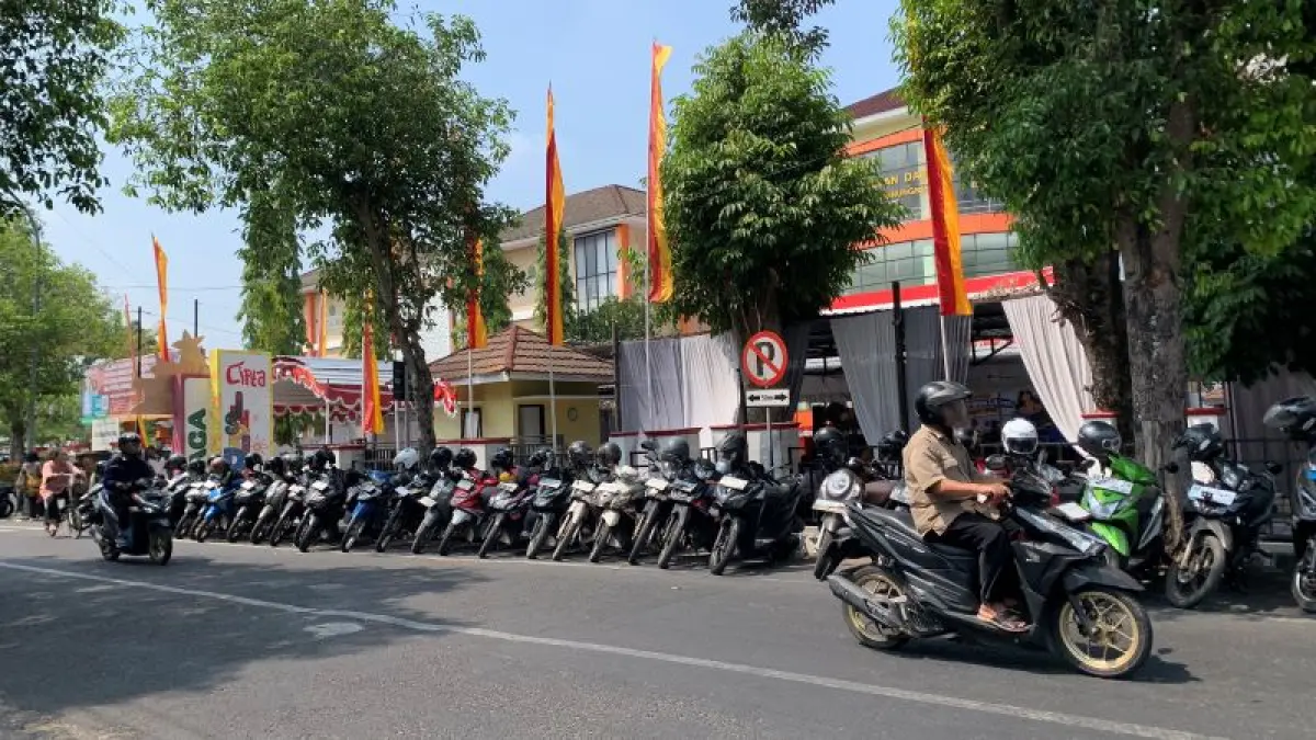 LANGGAR ATURAN: Kendaraan tetap terparkir di Jalan Kesatrian, Wonosari, tepat di bawah rambu larangan parkir Jumat (18/9). (DZIKA FAJAR/RADAR JOGJA)