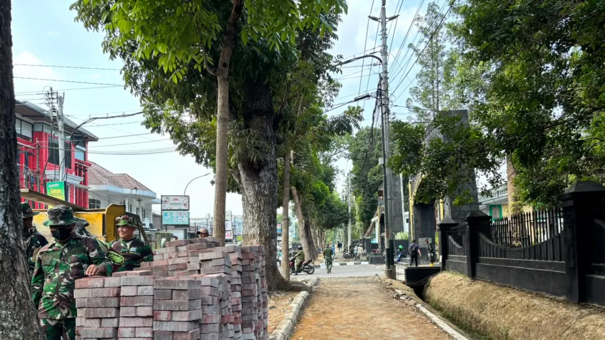 Para pekerja mulai merehabilitasi trotoar di sepanjang Jalan Gatot Subroto, Jumat (18/9).
