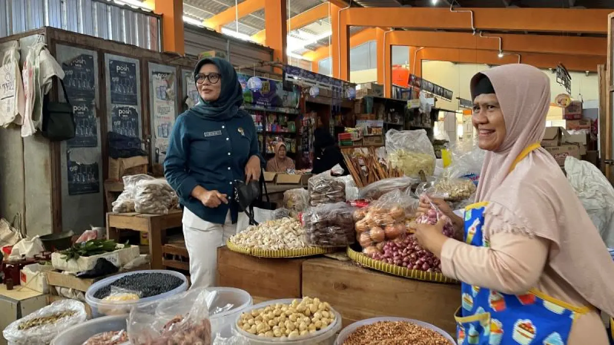 RAMAIKAN PASAR: Sejumlah ASN berbelanja di Pasar Bantul sebagai bagian dari gerakan ASN berbelanja di pasar tradisional. (Aris Romadhon/Radar Jogja)