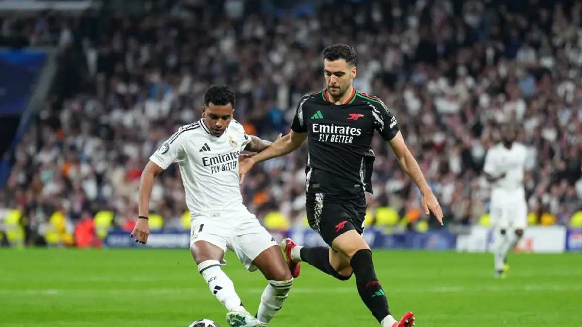 Rodrygo (kiri) saat berduel dengan Merino (kanan) dalam pertandingan Champions League.