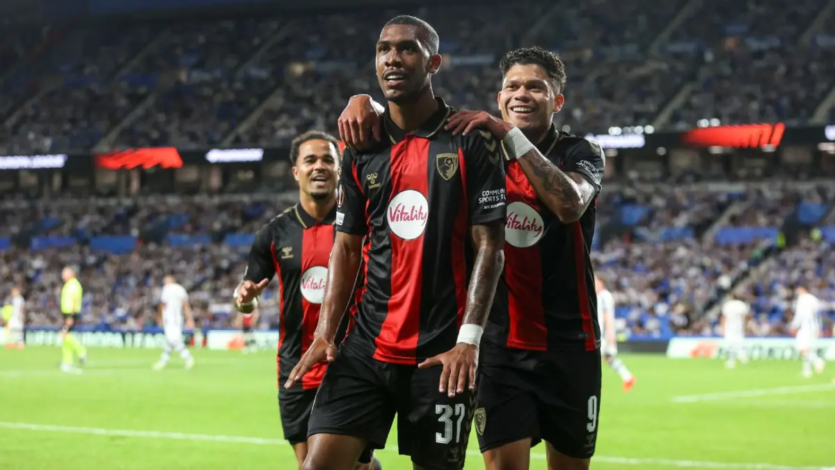 Selebrasi para pemain Bournemouth rayakan gol Rayan dalam kemenangan atas Real Sociedad di Liga Eropa.