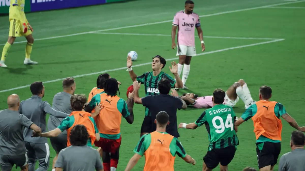 Selebrasi para pemain dan staff Sassuolo dalam kemenangan atas Juventus di Serie A.