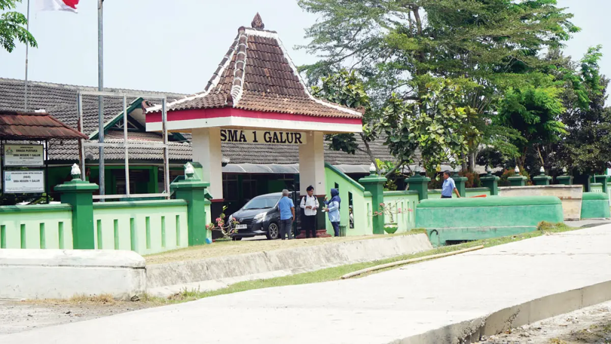 SUDAH MULUS: Jalan inspeksi di depan SMA Negeri 1 Galur, Kulon Progo, selama puluhan tahun dalam kondisi rusak. Tahun ini sudah diperbaiki dengan cor blok. Aspirasi warga sudah ditindaklanjuti Komisi C DPRD DIY. Dokumentasi DPRD DIY