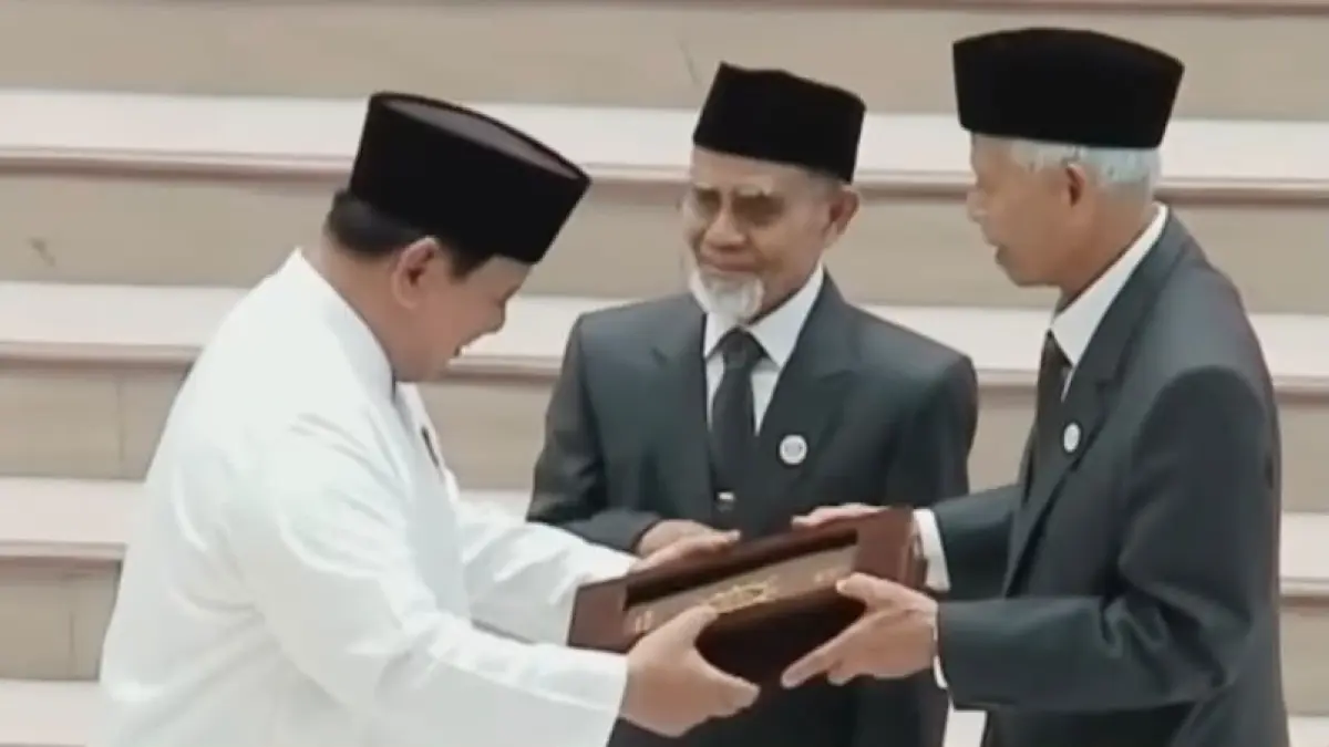 Momen Presiden Prabowo Subianto menerima Mushaf Al-Quran karya santri Gontor saat peringatan 100 tahun Pondok Modern Darussalam Gontor di Ponorogo, Sabtu (19/9/2026). Dok:Antara