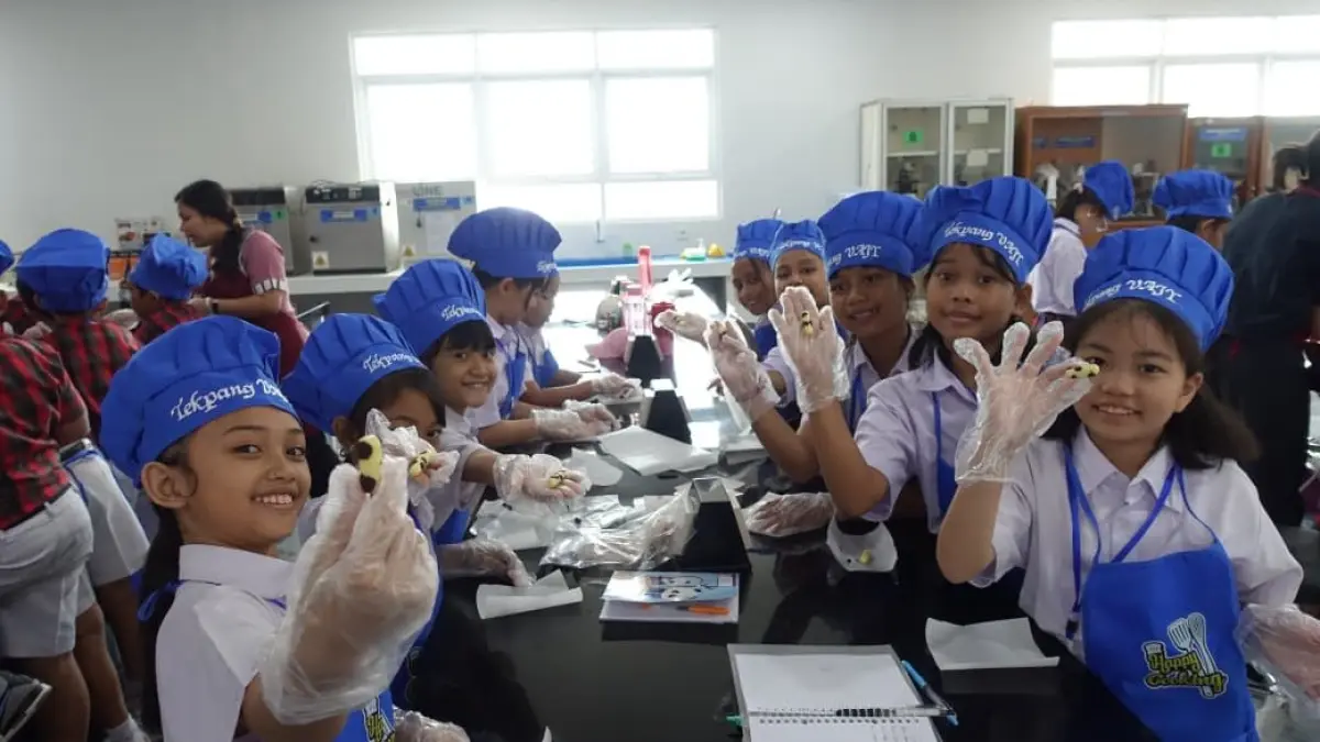 Siswa SD Tarakanita Bumijo mengikuti pembelajaran luar sekolah praktik membuat permen susu. (Dokumen SD Tarakanita Bumijo)
