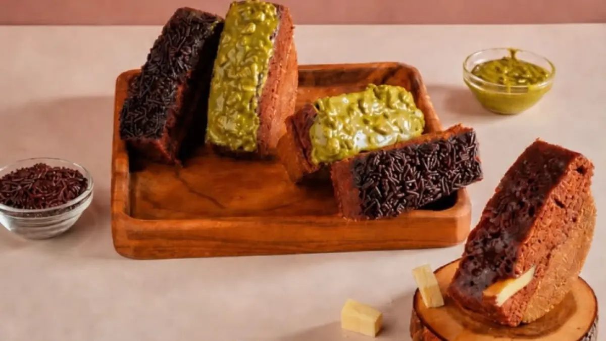 Varian Pukis Kota Baru dengan topping matcha pistachio dan cokelat meses yang jadi alternatif oleh-oleh Jogja selain bakpia.