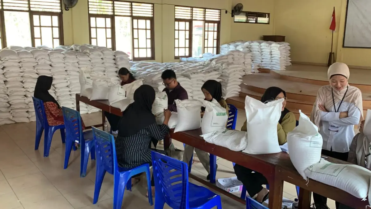 ANTRE: Warga Kalurahan Jatirejo rela berpanasan demi mengambil bantuan sosial berbentuk beras tiga karung - ANOM BAGASKORO/RADAR JOGJA