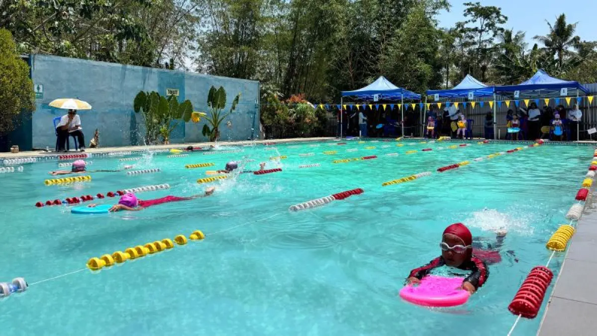BERSEMANGAT: Peserta Kejuaraan Renang Pemula Bapas 69 Cup 2026 tampak gigih untuk mencapai finis Minggu (20/9). (NAILA NIHAYAH/RADAR JOGJA)