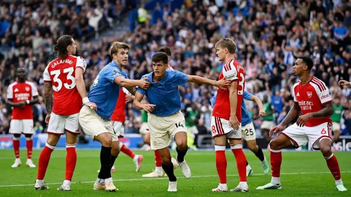 Chema Andres dari Brighton and Hove Albion merayakan gol ketiga mereka bersama Luka Vuskovic