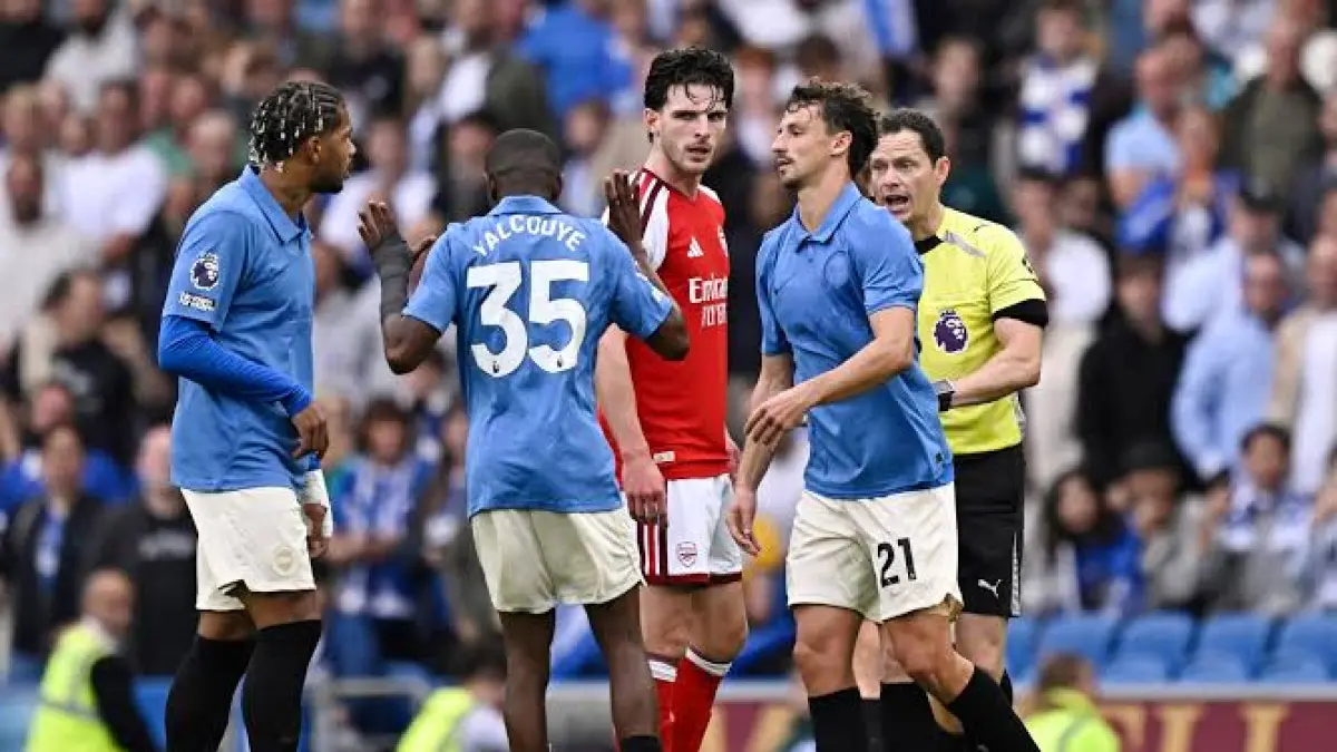 Declan Rice dari Arsenal terlibat perselisihan dengan Malick Yalcouye dari Brighton and Hove Albion (Reuters)