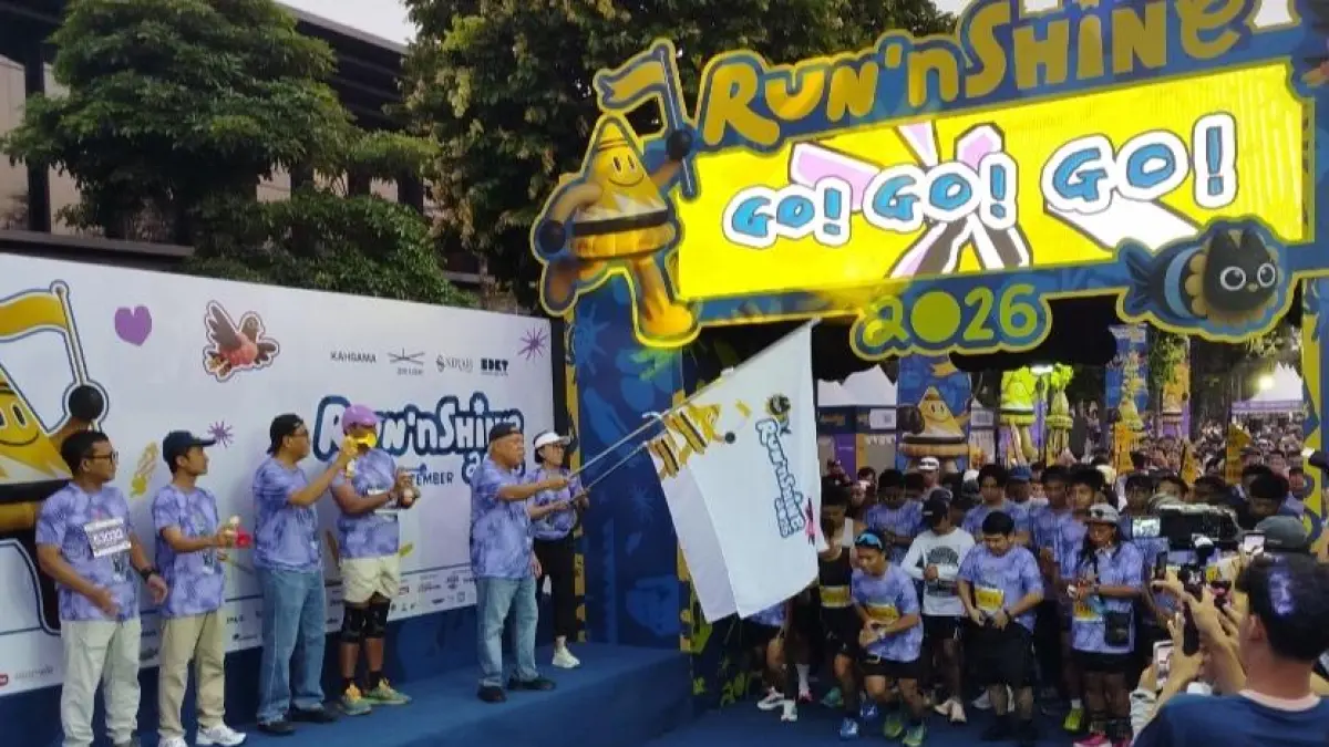 Ketua Umum Pengurus Pusat Keluarga Alumni Universitas Gadjah Mada (PP Kagama), Basuki Hadimuljono mengibarkan bendera start Run’N Shine di UGM, Minggu, 20 September 2026.