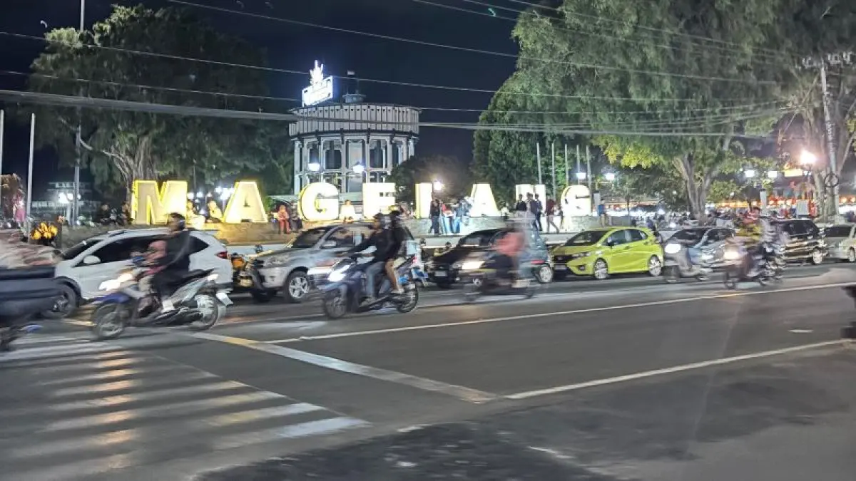 RAMAI: Pengendara kendaraan bermotor saat melintasi kawasan Alun-Alun Kota Magelang. (NAILA NIHAYAH/RADAR JOGJA)