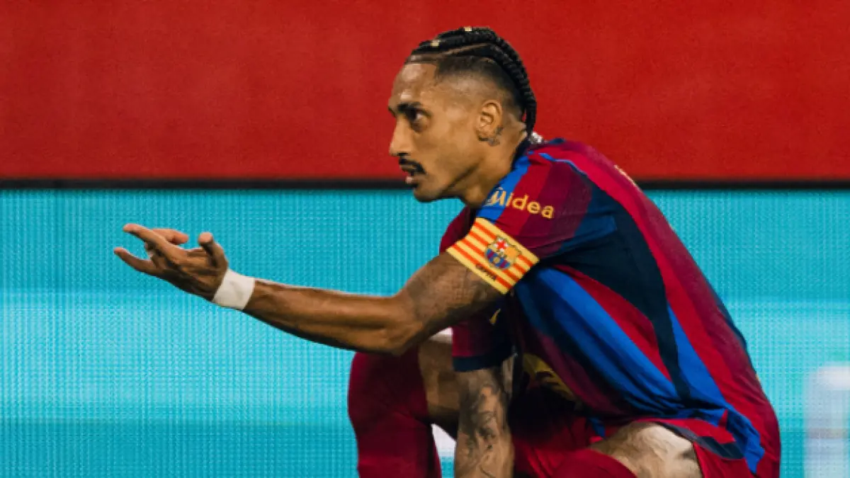 Raphinha mencetak hattrick saat Barcelona taklukkan Sevilla.