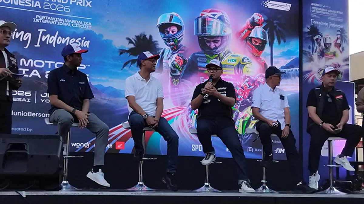DUKUNGAN MORAL: Vice President Corporate Communication Pertamina Muhammad Baron dan Komut Mandalika Grand Prix Association (MGPA) RM Gusthilantika Marrel Suryokusumo saat talkshow di sela nobar Veda Ega Pratama di JNM Bloc.&nbsp;(Foto: Rizky Wahyu / Radar Jogja)