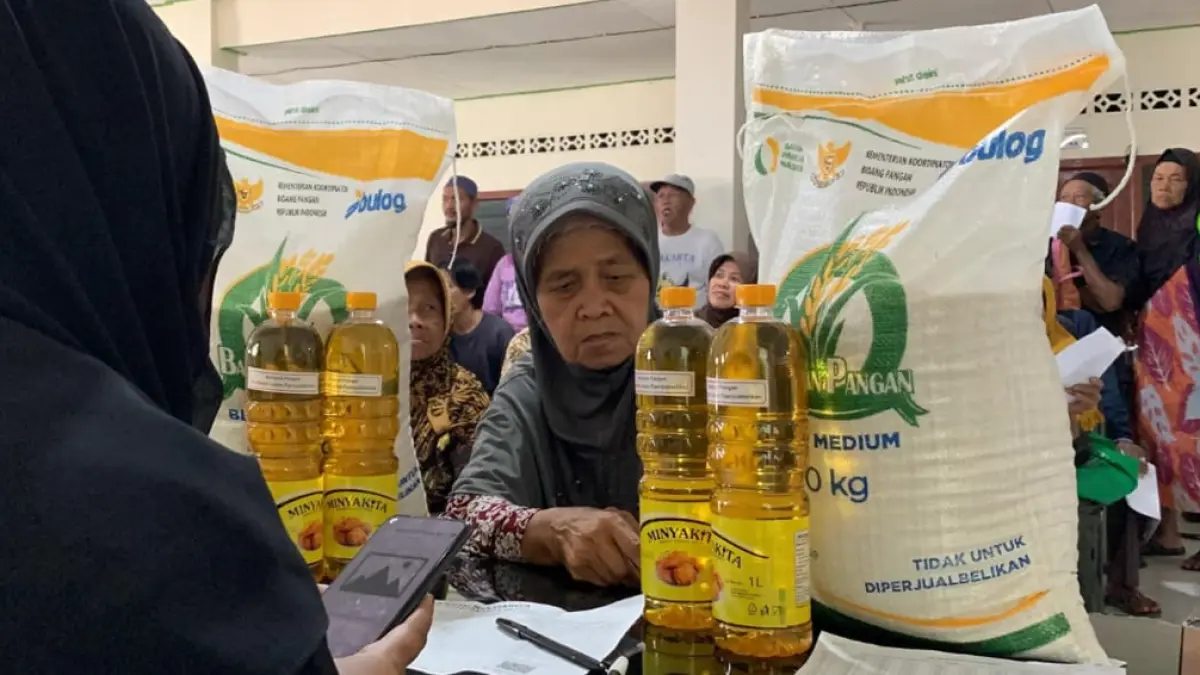 AMBIL: Warga penerima bantuan sosial di Kalurahan Giripeni melakukan verifikasi data sebelum mengambil beras dan minyak. (ANOM BAGASKORO/RADAR JOGJA)