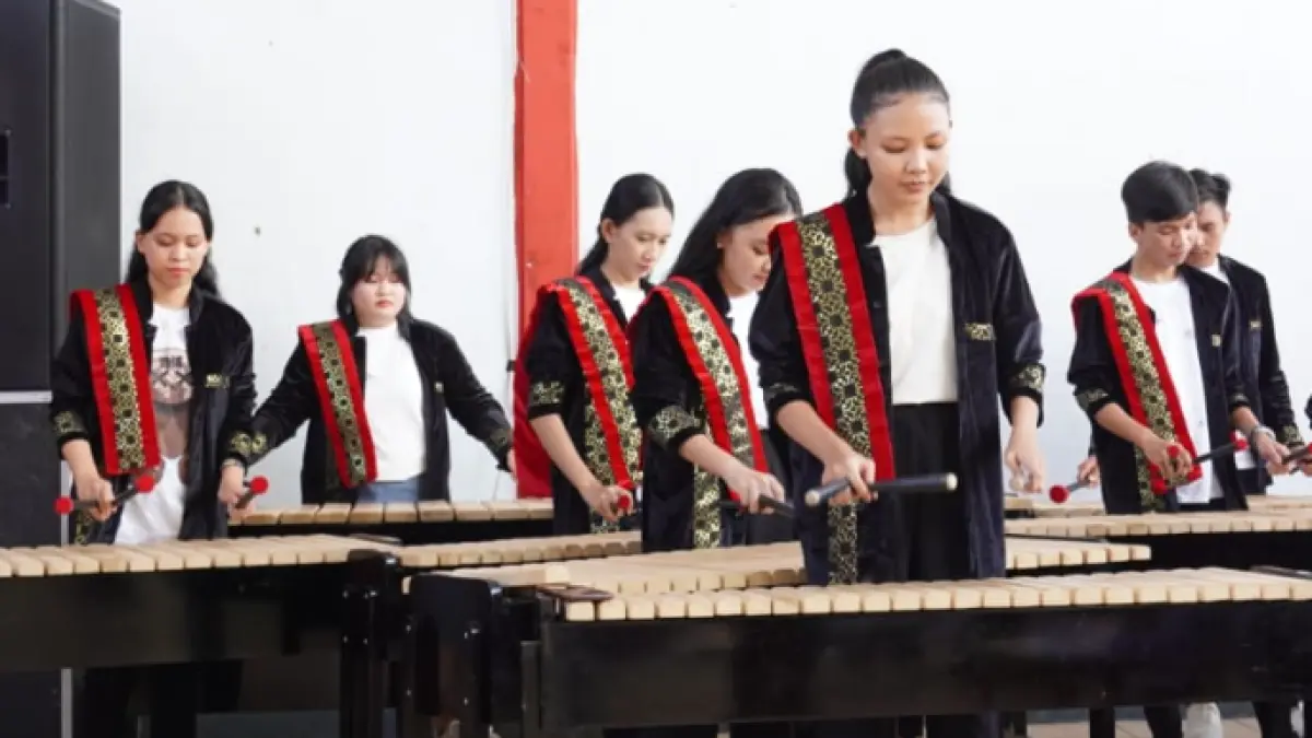 Bermain Kolintang. (Palakat.id)