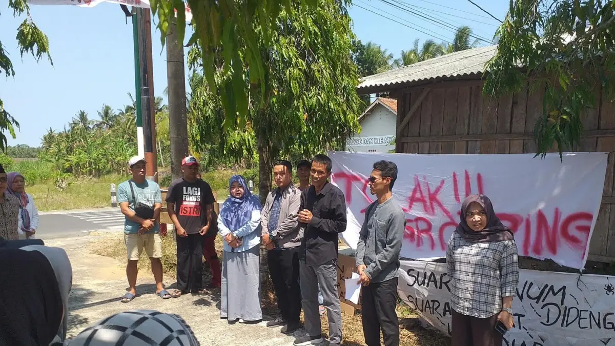 BERTEMU: Komisi 4 DPRD Kulon Progo menemui wali murid SDN Hargomulyo yang melakukan aksi protes di depan sekolah. (Dokumentasi DPRD Kulon Progo)