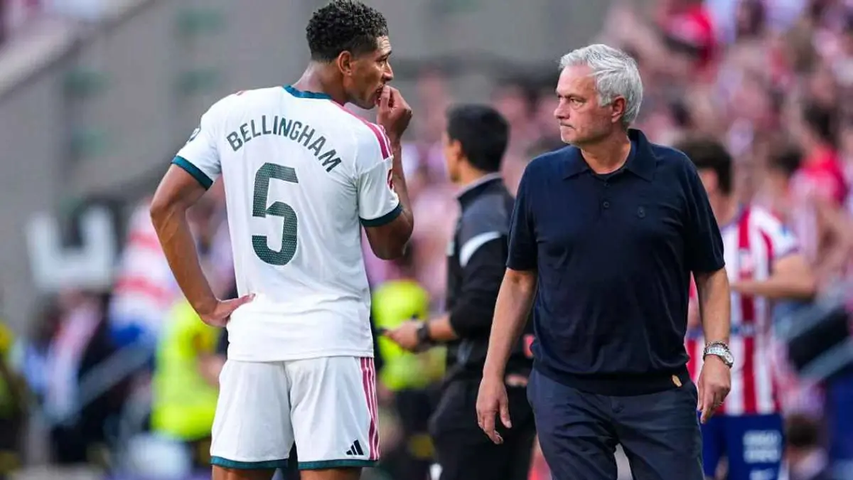 Jose Mourinho berbicara dengan Jude Bellingham dalam kekalahan Real Madrid dalam laga derbi melawan Atletico Madrid.