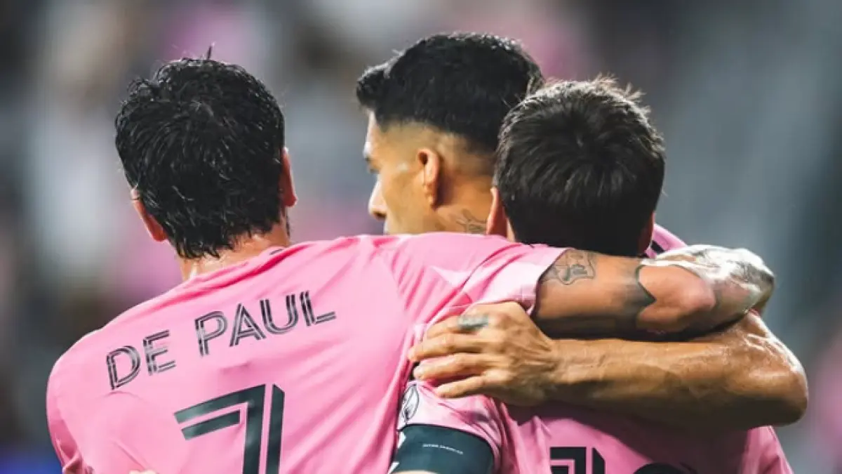 Lionel Messi dirangkul oleh Rodrigo de Paul dan Luis Suarez setelah mencetak gol melawan San Diego.