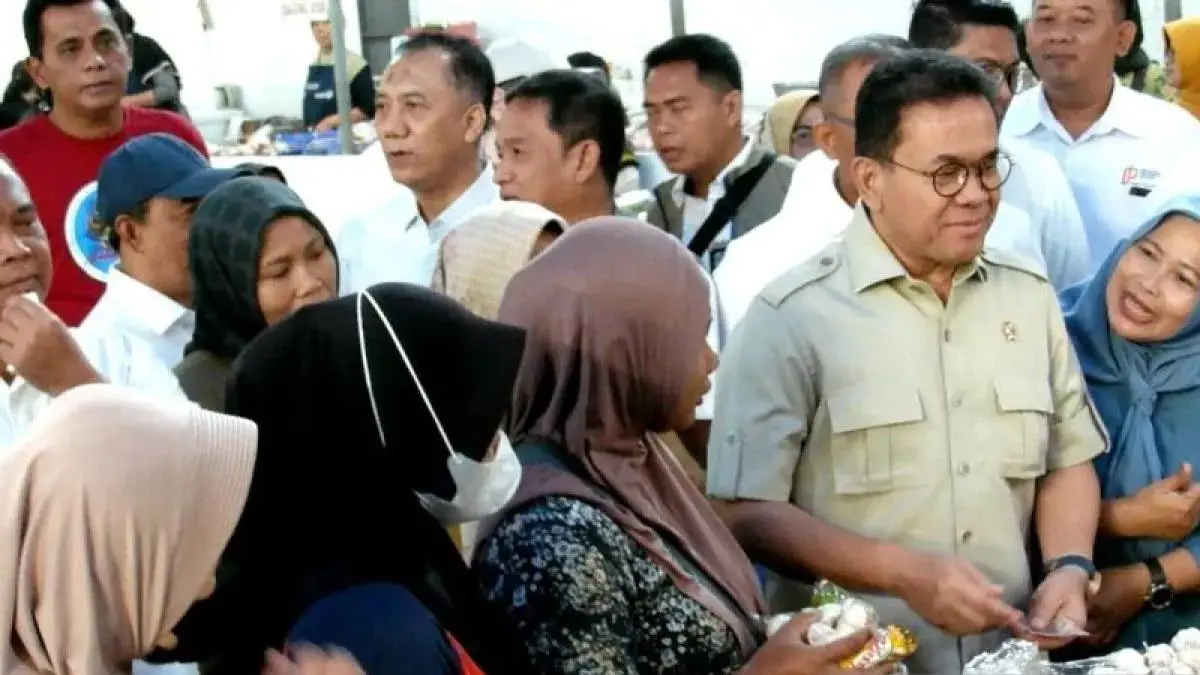 Menteri Perdagangan Budi Santoso meninjau harga bahan pokok di Pasar Potrojayan, Kabupaten Sleman, Daerah Istimewa Yogyakarta (Dok. ANTARA)