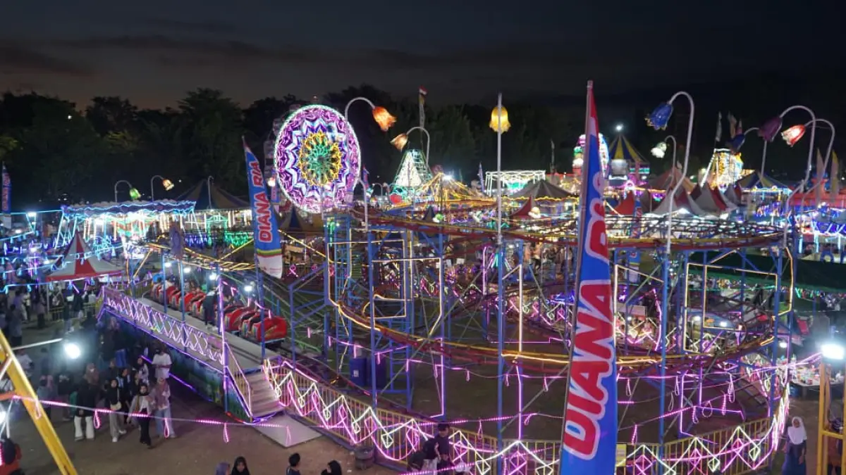 MERIAH: Tampak atas kemeriahaan manunggal fair yang diadakan di Alun-Alun Wates pada Tahun 2025 lalu. (ANOM BAGASKORO/RADAR JOGJA)